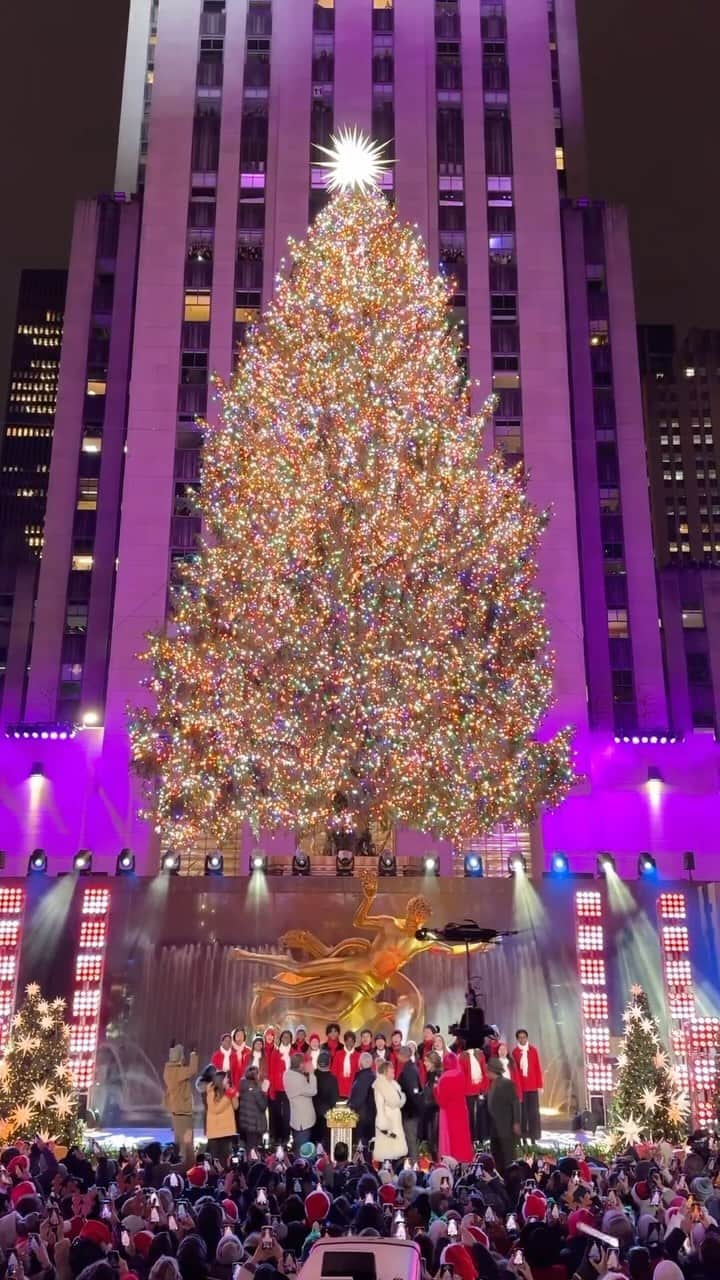 Visit The USAのインスタグラム：「‘Tis the season to see holiday lights in New York City! ✨   Make merry memories at the legendary Rockefeller Center Christmas tree that brings holiday magic to the city. Save these tips to enjoy this can’t-miss USA experience at its best:   🎄See the dazzling tree daily from 5am-midnight until January 13th at 10pm. The tree will have the lights on for 24 hours on Christmas Day and from 5am-9pm on New Year’s Eve. 🎄For the best views, head inside the nearby FAO Schwarz and look out the window or book one of the private Après Skate chalets in the Rockefeller Center.  🎄For fewer crowds, plan your visit in the early morning   🎥: @rockefellercenter   #VisitTheUSA #YesNY #IpyNY #rockefellercenter #christmastree #familyholiday #holidaylights」