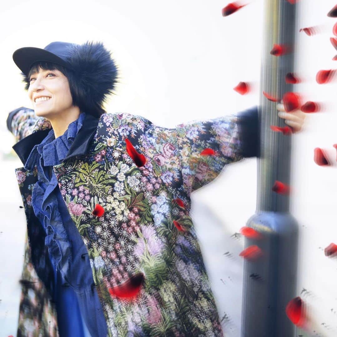 奥井亜紀のインスタグラム：「12月！ 早かったなー 1年。🤗  寝る前に 今日はいい日だった！と思うと ちゃんと「いい日」と、記憶に残るらしい説を信じてるの。  だから 今月は毎日 「2023年最高！」も付け加えときたい。 いや、別に悪かったわけではなくて ほんまにいい年なんですけどね 盛り気味にしとくの。笑  今月もよろしくお願いします♡」