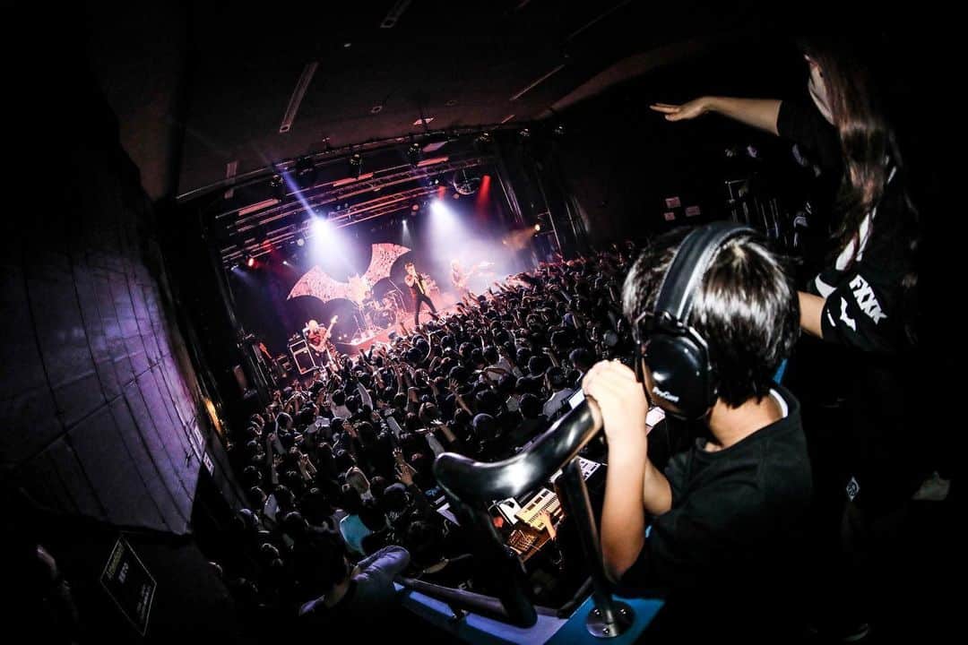 MAH のインスタグラム：「SiM “PLAYDEAD” WORLD TOUR SEASON 1 in 🇯🇵 Day 16 at RISING HALL Shunan, Yamaguchi.  #SiM #PLAYDEAD #SHANK  📷 @koheisuzukiphoto」