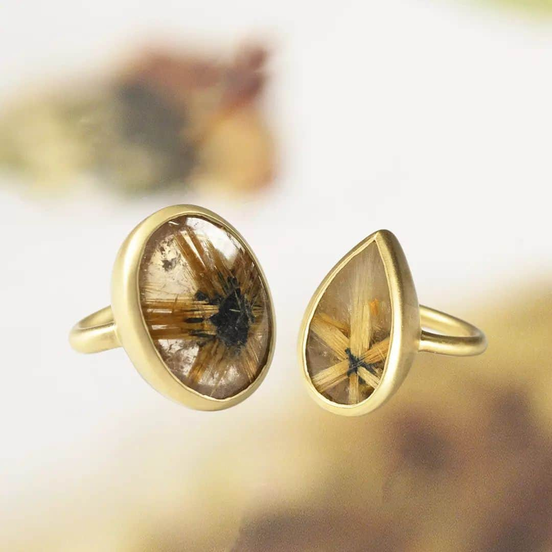 ミーアンドローのインスタグラム：「Rare Golden Star Rutilated Quartz from Brazil shine like the sun. Their warm hues are a perfect balance with the icy clear quartz as golden rutile needles form a starburst around a pyrite center. Rutilated quartz is known as: Cupid’s Darts, Venus’ Hair stone, and Fleches D’amor, as it is said to attract love and stabilize relationships.」