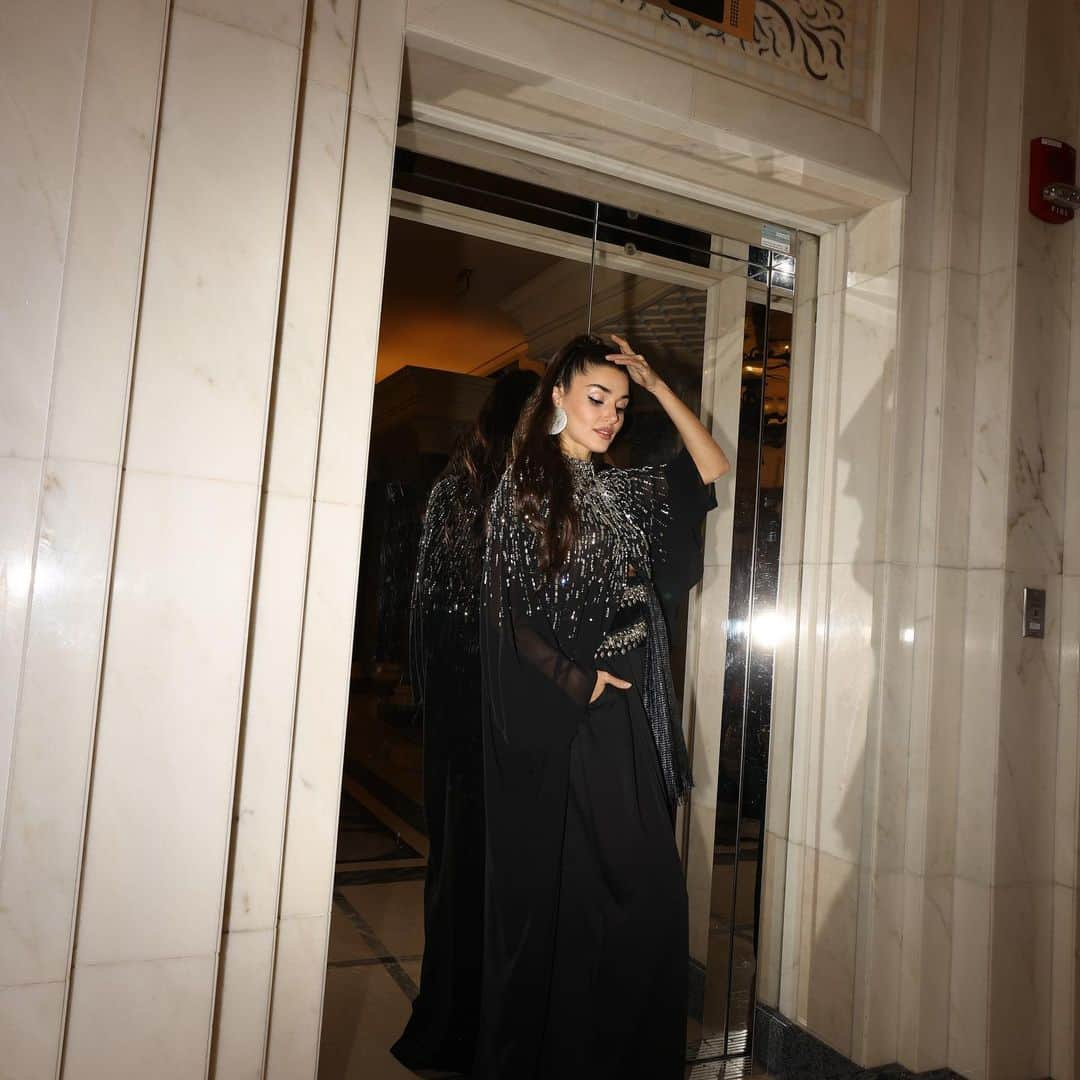 Hande Ercelさんのインスタグラム写真 - (Hande ErcelInstagram)「Ready for the Red Sea Film Festival ♥️  @redseafilm  @humanagementme  @giselebaykal  📸 @leakhneisser #redseafilmfestival2023」12月1日 0時37分 - handemiyy