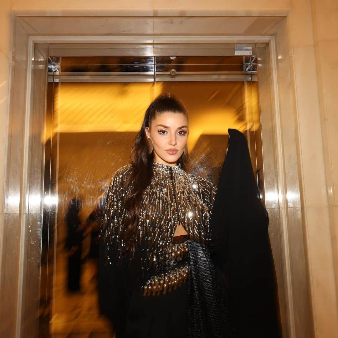 Hande Ercelさんのインスタグラム写真 - (Hande ErcelInstagram)「Ready for the Red Sea Film Festival ♥️  @redseafilm  @humanagementme  @giselebaykal  📸 @leakhneisser #redseafilmfestival2023」12月1日 0時37分 - handemiyy