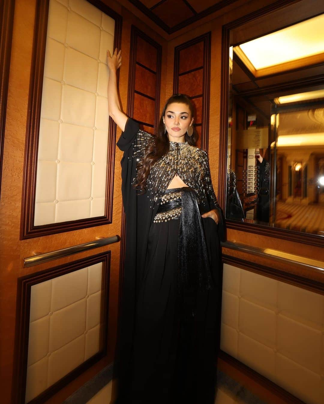 Hande Ercelさんのインスタグラム写真 - (Hande ErcelInstagram)「Ready for the Red Sea Film Festival ♥️  @redseafilm  @humanagementme  @giselebaykal  📸 @leakhneisser #redseafilmfestival2023」12月1日 0時37分 - handemiyy