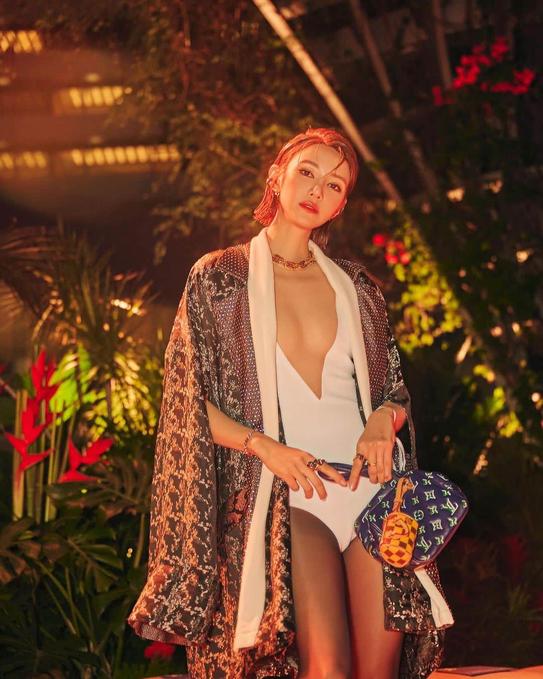 Elva Niさんのインスタグラム写真 - (Elva NiInstagram)「From Hawaii to Hong Kong 🌺🌴 The remarkable collection beautifully captures the essence of sailors, surfing, and tropical floral prints. It highlights the unifying influence of natural themes in travel. Appreciations to Pharrell and the LV team for an unforgettable night at The Avenue of Stars ✨ @louisvuitton  #louisvuitton  #lvmenprefall24  #pharellwilliams hair @easfu  makeup @janicelamua photo @lavonnli」12月1日 0時38分 - misselvani