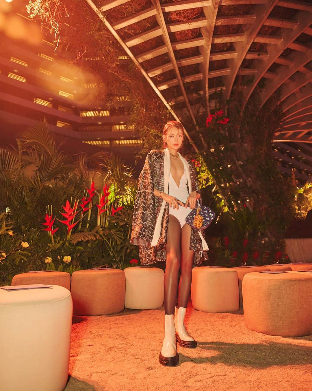 Elva Niさんのインスタグラム写真 - (Elva NiInstagram)「From Hawaii to Hong Kong 🌺🌴 The remarkable collection beautifully captures the essence of sailors, surfing, and tropical floral prints. It highlights the unifying influence of natural themes in travel. Appreciations to Pharrell and the LV team for an unforgettable night at The Avenue of Stars ✨ @louisvuitton  #louisvuitton  #lvmenprefall24  #pharellwilliams hair @easfu  makeup @janicelamua photo @lavonnli」12月1日 0時38分 - misselvani