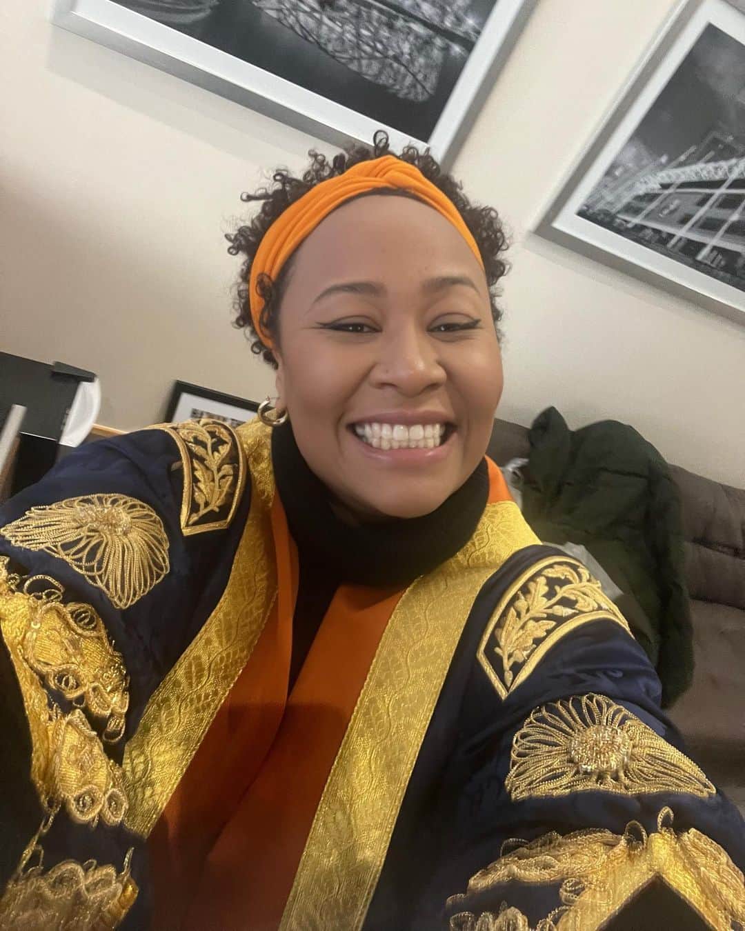 Emeli Sandéさんのインスタグラム写真 - (Emeli SandéInstagram)「I have had an incredible 4 years as chancellor of @sunderlanduni , it’s been a great honour to represent such a brilliant, inclusive, progressive university.   It was an emotional day today, wearing the gown for the final time at my last graduation. I am so touched to have received an honorary doctorate in music from your wonderful university. It was hard to hold back the tears! Thank you!!   Thank you so much to Vice Chancellor Sir David Bell and all the staff and governors at Sunderland University for the unforgettable memories and for all the inspiration you have given me in these four years. I am deeply grateful to have been given the chance to play a role in your powerful legacy.   To all the students I have met over the years, it has been a privilege to be your chancellor, I’m incredibly proud of all your achievements, especially in facing the many obstacles the recent years have brought. Shine bright and I hope you remember your time at @sunderlanduni with great happiness, I certainly will!   Congratulations to Leanne Cahill the new Chancellor! It was a pleasure to meet you today, wishing you a wonderful journey ahead!」12月1日 0時38分 - emelisande