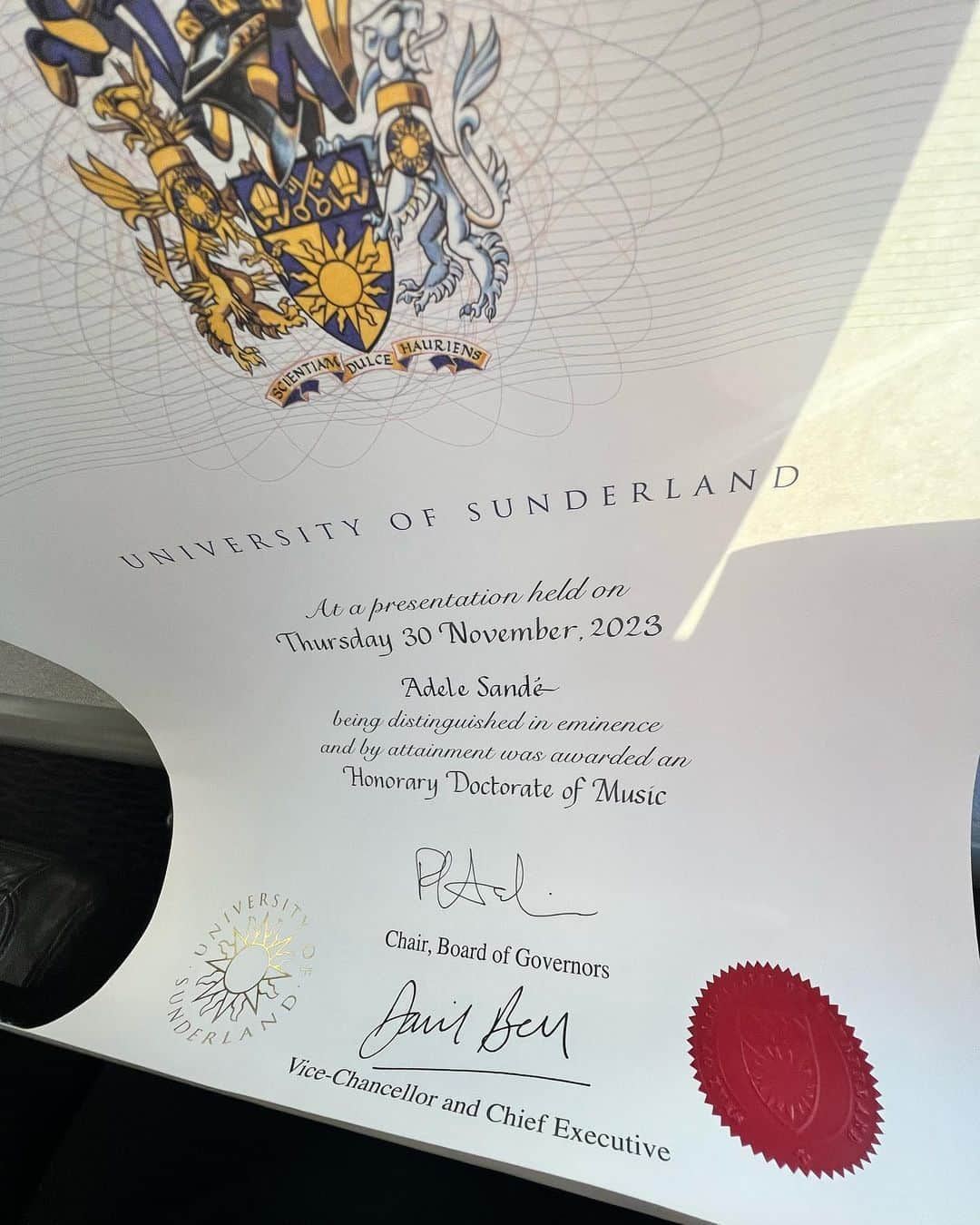 Emeli Sandéさんのインスタグラム写真 - (Emeli SandéInstagram)「I have had an incredible 4 years as chancellor of @sunderlanduni , it’s been a great honour to represent such a brilliant, inclusive, progressive university.   It was an emotional day today, wearing the gown for the final time at my last graduation. I am so touched to have received an honorary doctorate in music from your wonderful university. It was hard to hold back the tears! Thank you!!   Thank you so much to Vice Chancellor Sir David Bell and all the staff and governors at Sunderland University for the unforgettable memories and for all the inspiration you have given me in these four years. I am deeply grateful to have been given the chance to play a role in your powerful legacy.   To all the students I have met over the years, it has been a privilege to be your chancellor, I’m incredibly proud of all your achievements, especially in facing the many obstacles the recent years have brought. Shine bright and I hope you remember your time at @sunderlanduni with great happiness, I certainly will!   Congratulations to Leanne Cahill the new Chancellor! It was a pleasure to meet you today, wishing you a wonderful journey ahead!」12月1日 0時38分 - emelisande