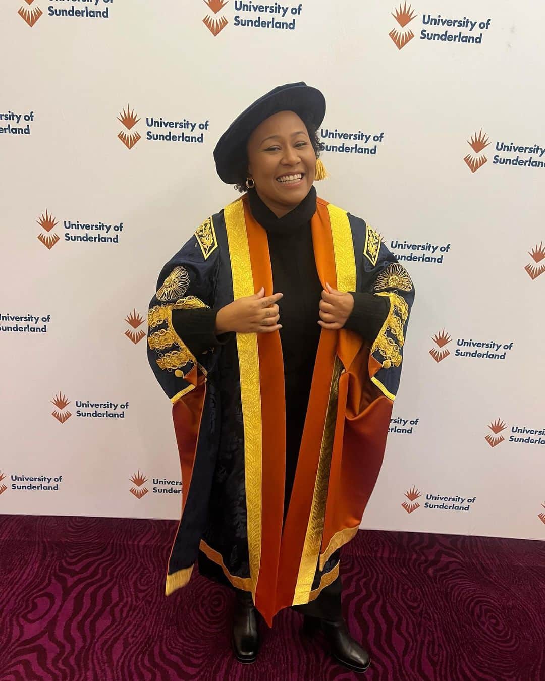 Emeli Sandéのインスタグラム：「I have had an incredible 4 years as chancellor of @sunderlanduni , it’s been a great honour to represent such a brilliant, inclusive, progressive university.   It was an emotional day today, wearing the gown for the final time at my last graduation. I am so touched to have received an honorary doctorate in music from your wonderful university. It was hard to hold back the tears! Thank you!!   Thank you so much to Vice Chancellor Sir David Bell and all the staff and governors at Sunderland University for the unforgettable memories and for all the inspiration you have given me in these four years. I am deeply grateful to have been given the chance to play a role in your powerful legacy.   To all the students I have met over the years, it has been a privilege to be your chancellor, I’m incredibly proud of all your achievements, especially in facing the many obstacles the recent years have brought. Shine bright and I hope you remember your time at @sunderlanduni with great happiness, I certainly will!   Congratulations to Leanne Cahill the new Chancellor! It was a pleasure to meet you today, wishing you a wonderful journey ahead!」