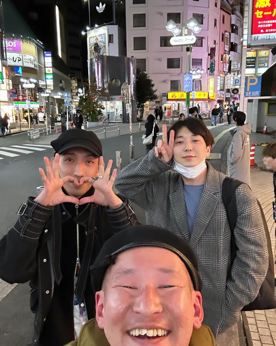 市川刺身さんのインスタグラム写真 - (市川刺身Instagram)「今日の服装。 渋谷でライブの日。  GOOUCHのシルクシャツに黒BEXZで出会ったコート。 はやとちりのレースのパンツ。 福生で購入した帽子にカラシ色のvansに金のがま口でyorozuのバッグ。 渋谷でのライブ終わりにダイヤモンドの小野さんにやさしいズのタイさんと飲みに連れて行って頂きました。 高円寺に帰ってきて撮りました。 小野さんありがとうございます。  #今日着た服 #ファッション #古着 #ダイヤモンド #やさしいズ #明日からめっちゃ寒そう」12月1日 0時40分 - soitsudoitsu