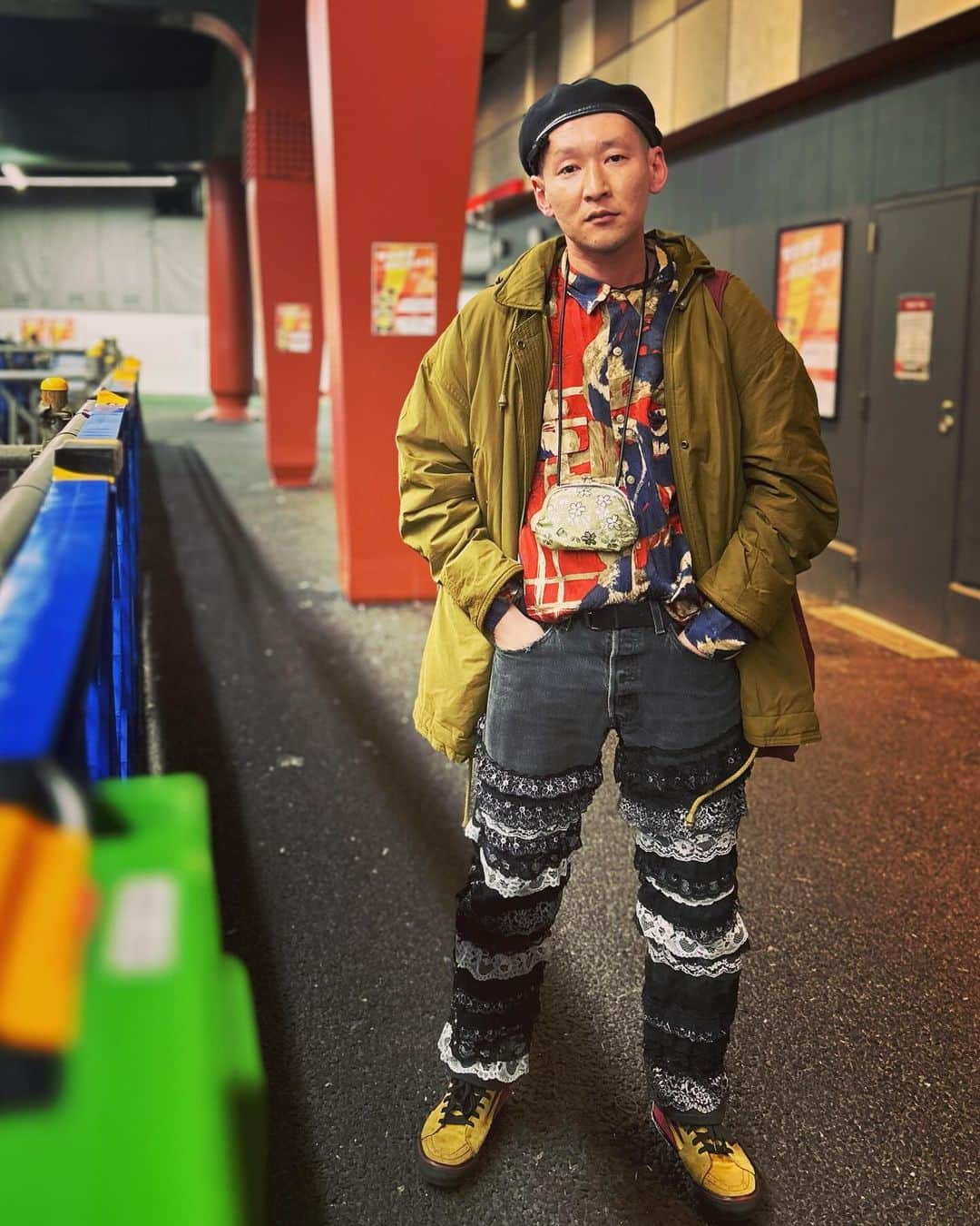 市川刺身さんのインスタグラム写真 - (市川刺身Instagram)「今日の服装。 渋谷でライブの日。  GOOUCHのシルクシャツに黒BEXZで出会ったコート。 はやとちりのレースのパンツ。 福生で購入した帽子にカラシ色のvansに金のがま口でyorozuのバッグ。 渋谷でのライブ終わりにダイヤモンドの小野さんにやさしいズのタイさんと飲みに連れて行って頂きました。 高円寺に帰ってきて撮りました。 小野さんありがとうございます。  #今日着た服 #ファッション #古着 #ダイヤモンド #やさしいズ #明日からめっちゃ寒そう」12月1日 0時40分 - soitsudoitsu