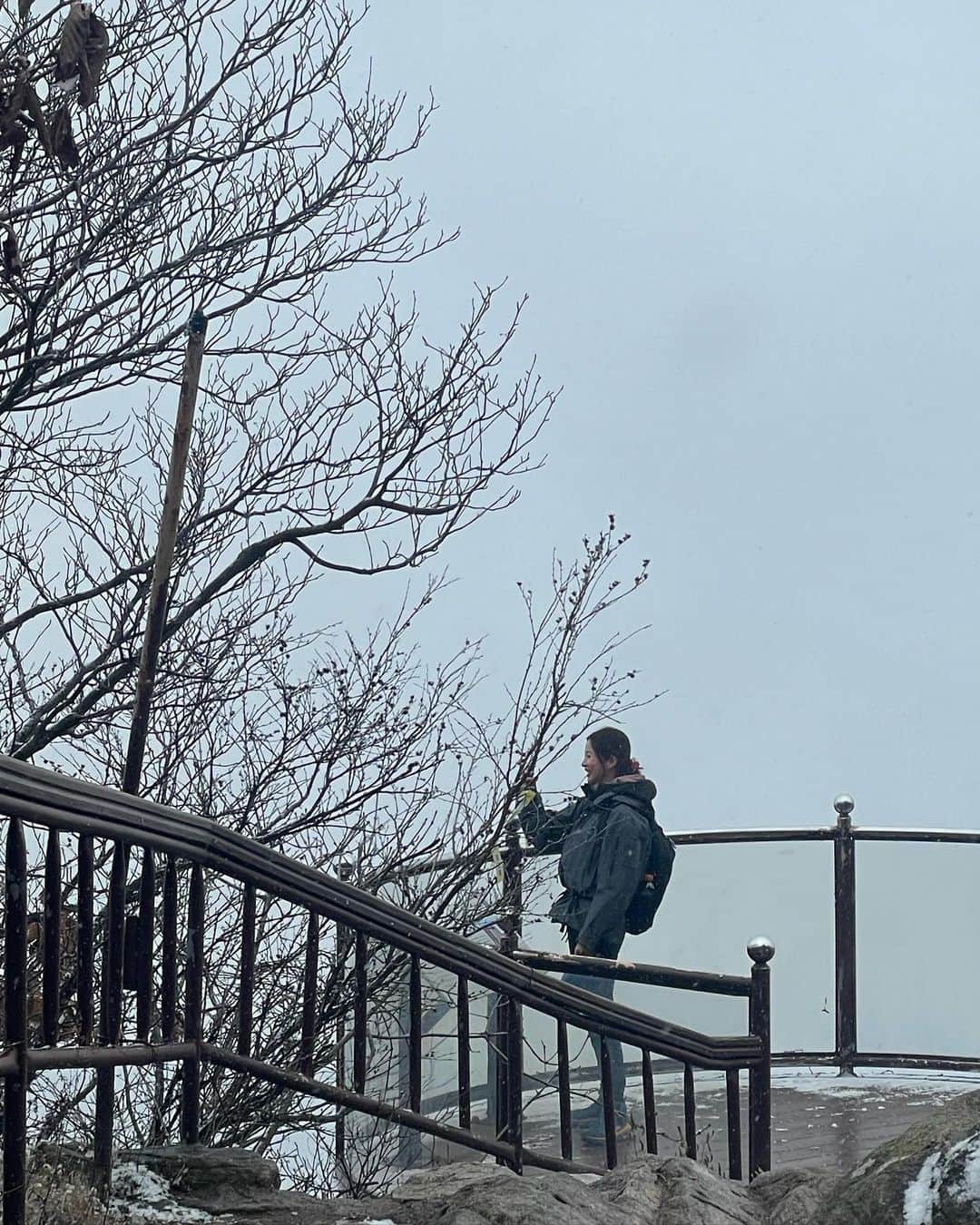 ソルジさんのインスタグラム写真 - (ソルジInstagram)「온 세상이 하얘졌다🤍  #설산 🍀❄️🏔️🩷🙌🏻🙏🏻」12月1日 0時40分 - soul.g_heo