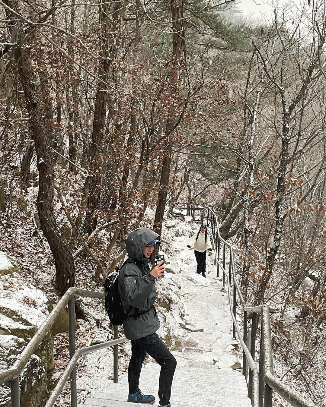 ソルジさんのインスタグラム写真 - (ソルジInstagram)「온 세상이 하얘졌다🤍  #설산 🍀❄️🏔️🩷🙌🏻🙏🏻」12月1日 0時40分 - soul.g_heo