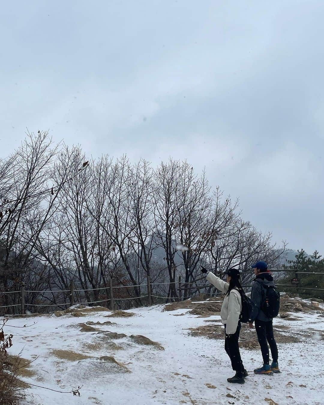 ソルジさんのインスタグラム写真 - (ソルジInstagram)「온 세상이 하얘졌다🤍  #설산 🍀❄️🏔️🩷🙌🏻🙏🏻」12月1日 0時40分 - soul.g_heo