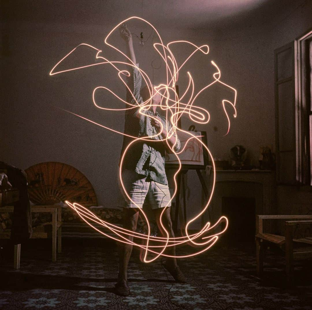 lifeのインスタグラム：「Spanish artist Pablo Picasso using a light pen to create an illuminated trail in a darkened room - Vallauris, France, 1949.  This and many other iconic LIFE images are available for purchase as prints, click the link in bio for more!   (📷 Gjon Mili/LIFE Picture Collection)  #LIFEMagazine #LIFEArchive #LIFEPictureCollection #1940s #PabloPicasso #GjonMili #LightDrawing #Artist #Cubism」