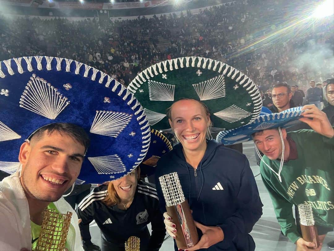 CarolineWozniackiさんのインスタグラム写真 - (CarolineWozniackiInstagram)「¡Viva México! Amazing night playing in front of such enthusiastic fans in the heart of Mexico! Thanks so much for having us!! @tennisfestmx」12月1日 0時46分 - carowozniacki