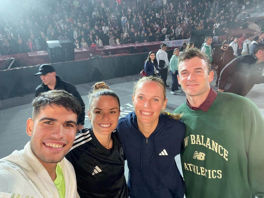 CarolineWozniackiのインスタグラム：「¡Viva México! Amazing night playing in front of such enthusiastic fans in the heart of Mexico! Thanks so much for having us!! @tennisfestmx」