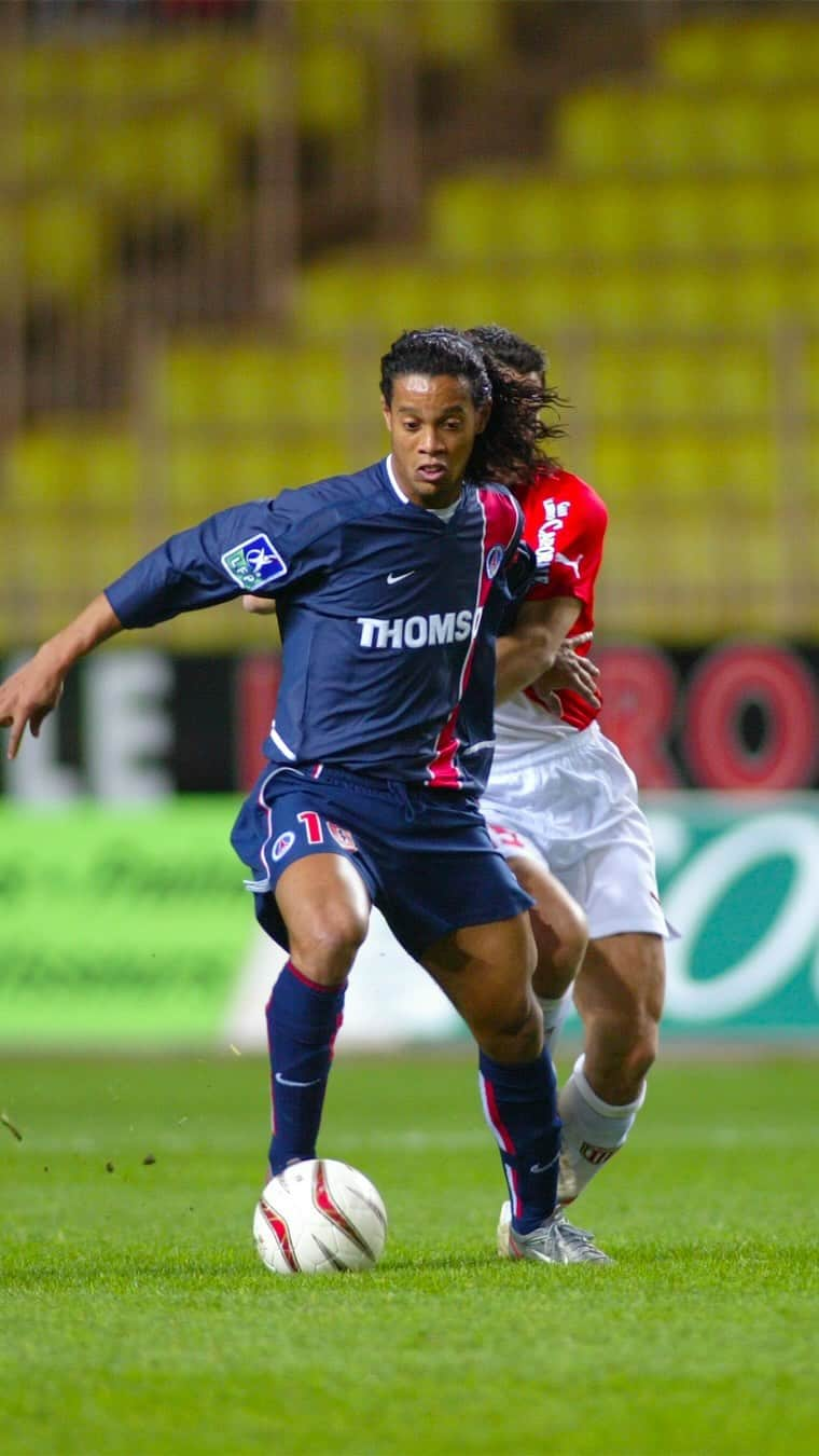 ロナウジーニョのインスタグラム：「🗓🔙 #OnThisDay - 2002  @ronaldinho’s magic in Monaco! 🪄✨」