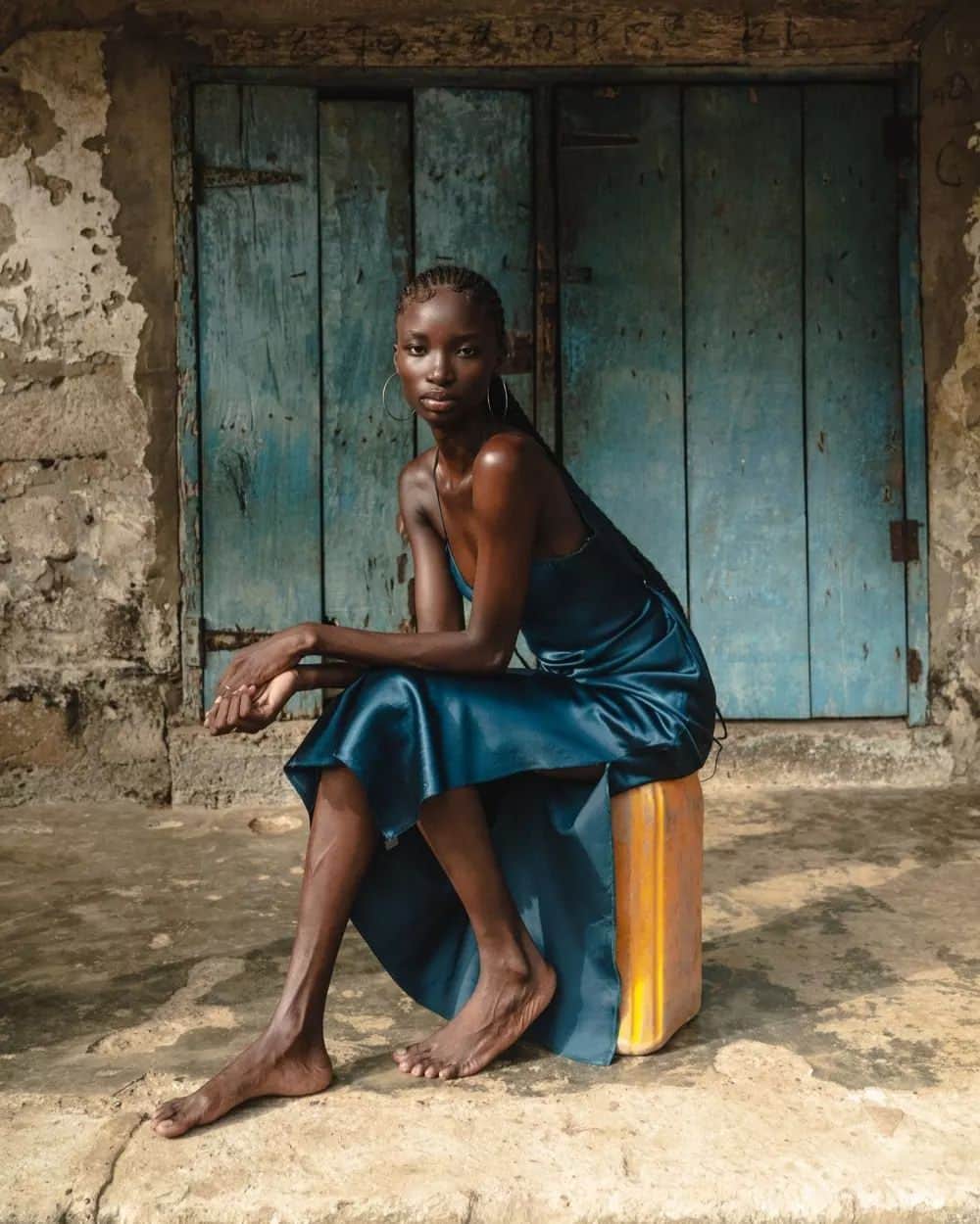 テート・ギャラリーのインスタグラム：「We're proud to present a selection of @tatecollective photography submissions in response to A World in Common: Contemporary African Photography at Tate Modern. The 30 artworks selected are currently on display on billboards all around London! ✨🎉  📸 Salima Kamara, Fambul Biznes @SalimaKamara 📸 Serpent Sibahle Daniel, Your Grandma's Favourite Speedans @hoodwhimsy 📸 Muorada Ibrahim, Eid in Blue @createdbyrada 📸 Mars Obonyo, Aiding and Abetting Heterosexuality @Mars.the.artist 📸 Robin Ringel, Power of the informal @robin_ringel 📸 Sohaila Ferrier, Portrait of a King @sossyfez 📸 Patricia Luyindula, Mumulia picturedbypatricia 📸 Theresa Macharia, Village Girls @theresamacharia 📸 Betty Ogun, Out of Danfo @buybetty  16-25? Join Tate Collective for free to get £5 exhibition tickets, exclusive gallery events, opportunities in our galleries and online, plus shop and cafe discounts. 💙」