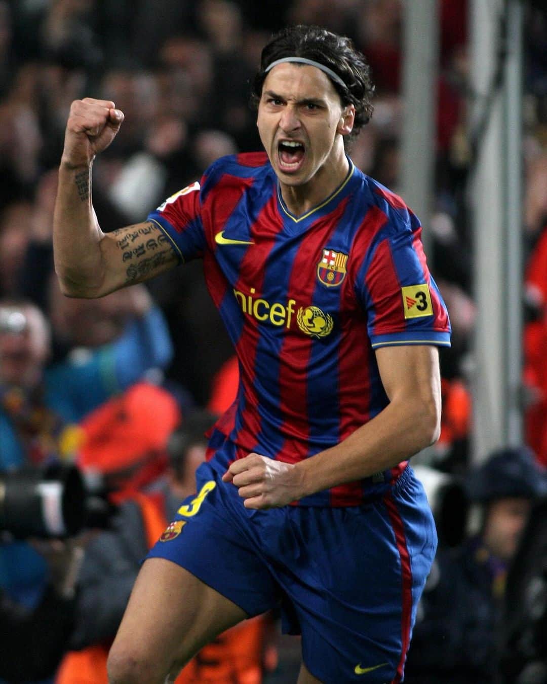 FCバルセロナのインスタグラム：「TBT 14 years ago, @iamzlatanibrahimovic scored this to win #ElClásico 😤🦁  🪄 Rate Ibracadabra’s goal」