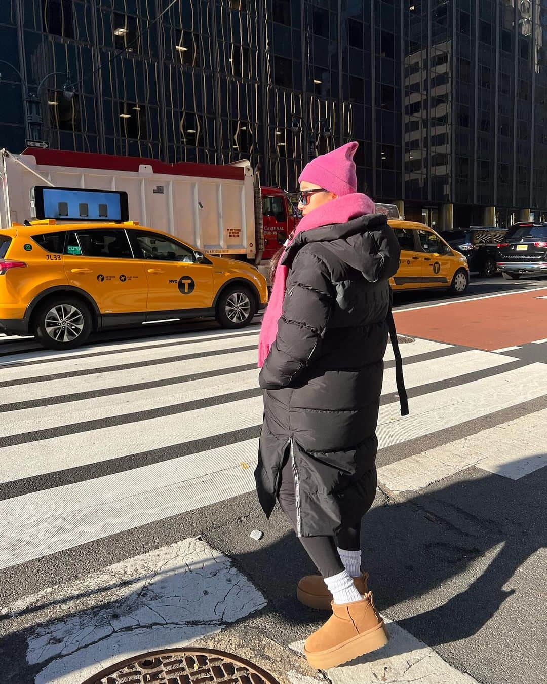 澤山璃奈のインスタグラム：「winter style in NY🗽  韓国で購入したロングペディンをここ何年かずっと愛用中🪽(同じようなの2着ある笑)  今年こちらで買い足した小物達を合わせて気分も新しく🩷🎀 欲しかったUGGのマイクロミニ履けて嬉しい🤎  まだマイナスにはなってないけど、少しでも寒さ感じるのが嫌すぎて早くも雪だるまみたいになってるなぁ⛄️笑  良くそんな寒がりでスケート出来るねって言われるけど、フィギュアの時は動いてるから寒く無いんだよね🥹⛸️  🗽　#sawarina_ny   #海外移住 #アメリカ移住 #NY移住 #アメリカ生活 #NY生活 #NY #NYC #nylife #nyphoto」