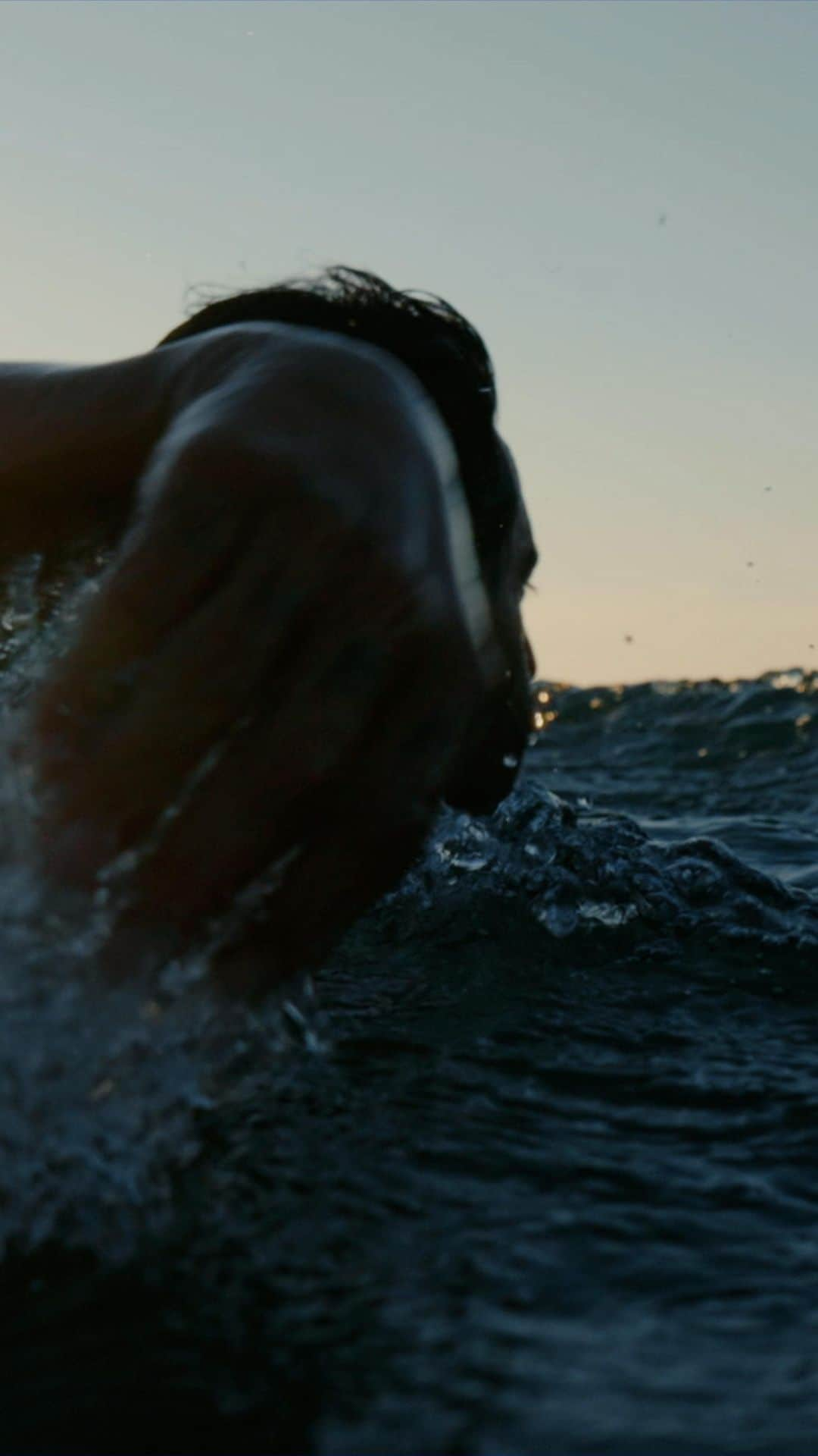 ドゥラメールのインスタグラム：「We launched La Mer Blue Heart Oceans Fund with a single goal: give back to the ocean which has provided us with so much. With support from La Mer Blue Heart Oceans Fund, EarthEcho established an externship program for youth activists to build regenerative ocean acquaculture skills and advance the global goal of protecting 30% of the ocean by 2030.  This Giving Tuesday, whether with time or money, through action or education, we hope you’ll choose to protect our blue planet, too. #LaMer #LaMerBlueHeart」