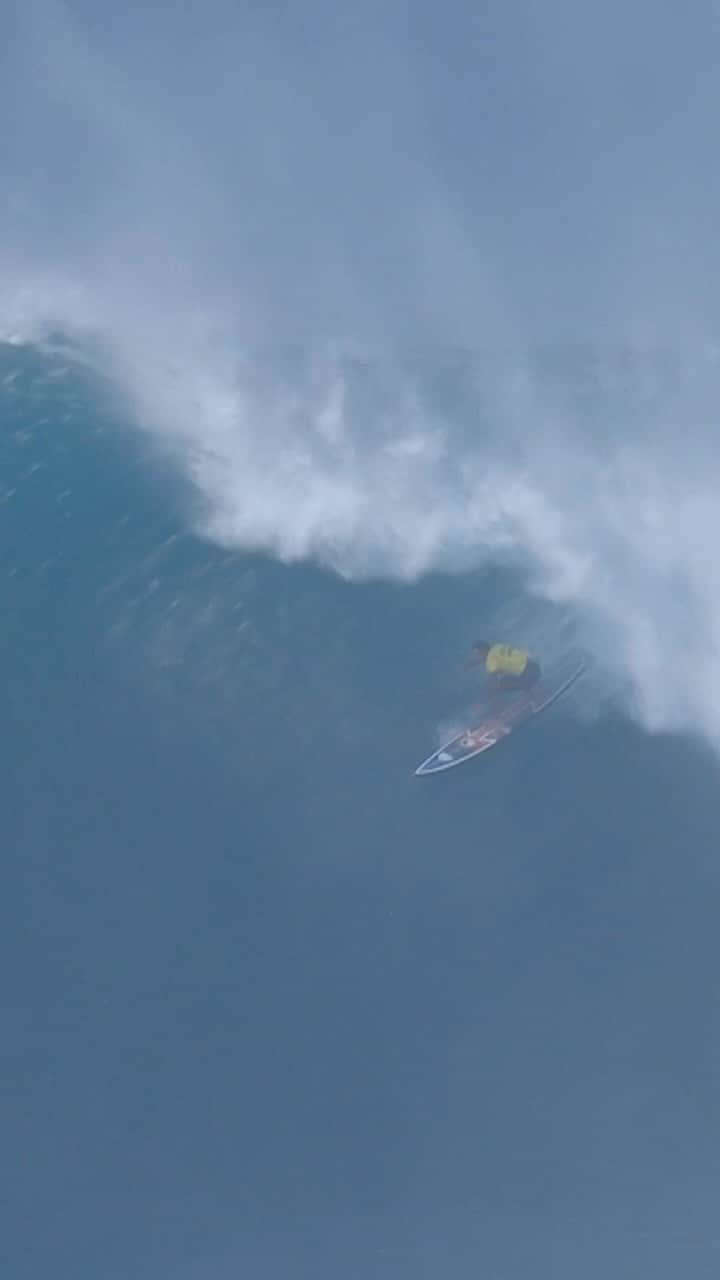 世界プロサーフィン連盟（WSL）のインスタグラム：「@billykemper has won FOUR of the last five events at Jaws 👀  Stay ready. The 2023/24 WSL Big Wave Season is open!⁣ @redbullsurfing @tudorwatch」