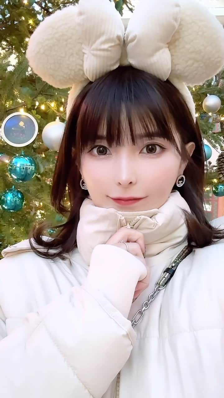 のインスタグラム：「#christmasmood  . . 相良先生に頬、唇にヒアル、 目尻、口角にボト💉　お願いしました♡ @tclinic_sagara  . 皮膚が生まれつきめちゃ薄くて、 シワになりやすいってどこ行っても言われるから ボトックスで定期的に対策してるよ🫨 .. あと唇の形整えてもらったのとボトックスのおかげで 口角上がりやすくなって盛れる🙏🤍 . . 全体のバランス見て程よいところで止めてくれるから ヒアルくらいだと誰にも気づかれない笑　 相良先生の美的センス✨ありがたい🙇🙇 . . #ディズニーカチューシャ　#ディズニー #ディズニーコーデ　#ディズニークリスマス　#クリスマスディズニー　#白コーデ」