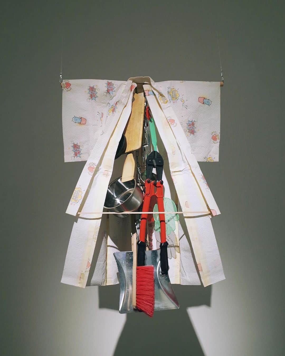 永原真夏さんのインスタグラム写真 - (永原真夏Instagram)「照屋勇賢「オキナワ・ヘヴィー・ポップ」展。すとんとその場所まで落ちてしまうくらい素晴らしかった。 フェンスを超えるピザ箱、空へ飛んでいく風船、木や星空に還ってゆく紙袋。 昔々に佐喜眞美術館で観たオスプレイの紅型に再会して、ああこの人が作ったんだと、ようやく出会えたような気持ちになりました。沖縄で観た中ではなく今まで観たありとあらゆる作品の中でも、ずーーーっと鮮烈に記憶に残っている作品です。  🎈  @yuken.teruya」12月1日 0時58分 - suika1ban