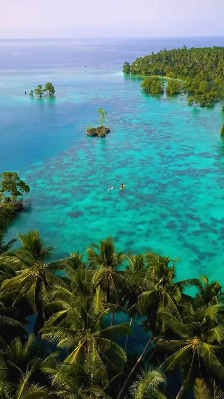 BEAUTIFUL DESTINATIONSのインスタグラム：「@mickwagey beautifully captures the tranquil allure of paddle boarding in the  Banggai Islands, Indonesia. 🇮🇩🐚 These pristine waters are home to an abundance of marine life, making paddle boarding, swimming and diving in the area the perfect way to discover the hidden beauty of this Indonesian paradise. 🐙 🐡   📽 @mickwagey 📍 Kawalu, Luk Panenteng, Banggai Islands, Indonesia 🎶 Healing Energy - To That Summer（Instrumental Version)」