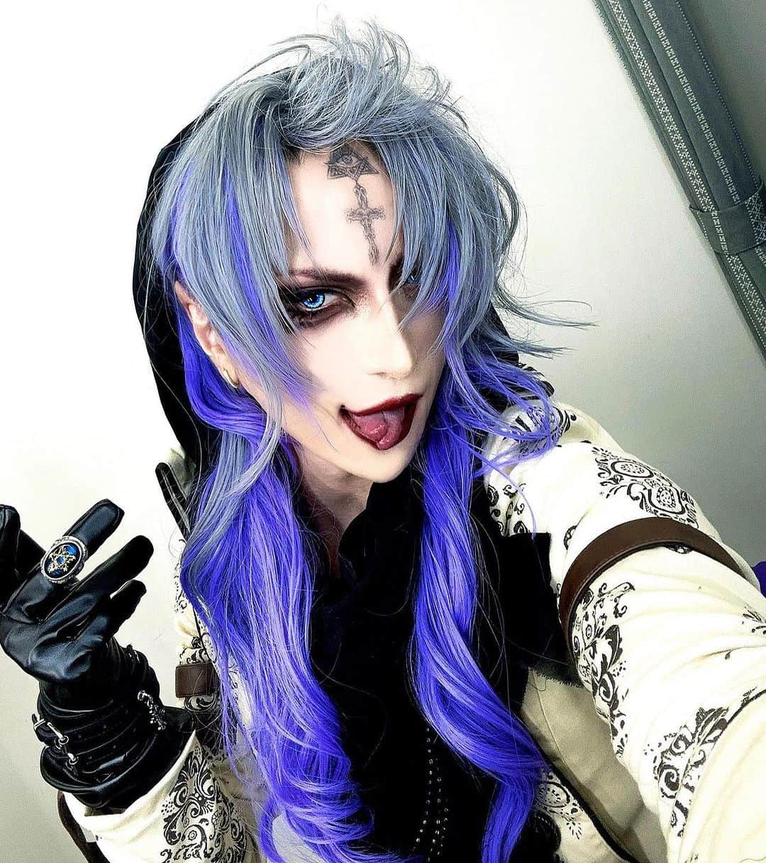 アレックスストリーターのインスタグラム：「𝐒𝐭𝐞𝐫𝐥𝐢𝐧𝐠 𝐒𝐢𝐥𝐯𝐞𝐫 + 𝐑𝐨𝐜𝐤 𝐧’ 𝐑𝐨𝐥𝐥: a classic combo that’ll never die… Always an honor to have our jewelry worn by talented musicians ⛤ Check out the incredible @mia_0917_ rocking their #AngelHeartRing in #Japan   #AlexStreeter #jrock #jrocker #darkstyle #darkfashion #goth #gothaesthetic #darkart」