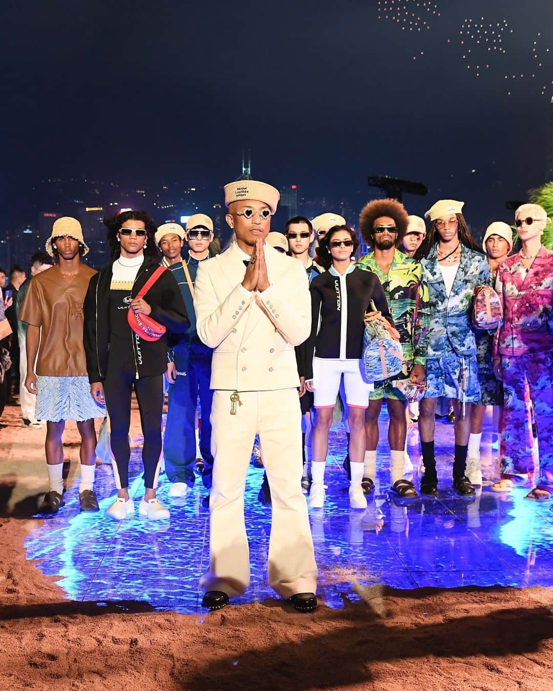 Vogue Parisさんのインスタグラム写真 - (Vogue ParisInstagram)「@Pharrell in Hong Kong! 🇭🇰  The designer presented his @LouisVuitton menswear Pre-Fall 2024 show under the stellar night of the magical vertical skyline view of the famous city’s waterfront Avenue of Stars. Stay tuned for more coverage of the show.   #louisvuitton #pharrell #hongkong」12月1日 1時12分 - voguefrance