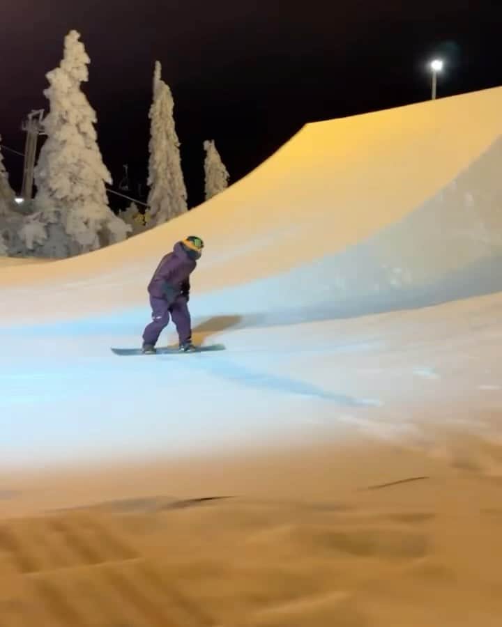アナログクロージングのインスタグラム：「Under the lights 🔦  #BurtonTeam rider, @darcysharpe, going BIG to start the season.   🎥 @truthdsmith   #Burton #Snowboarding」