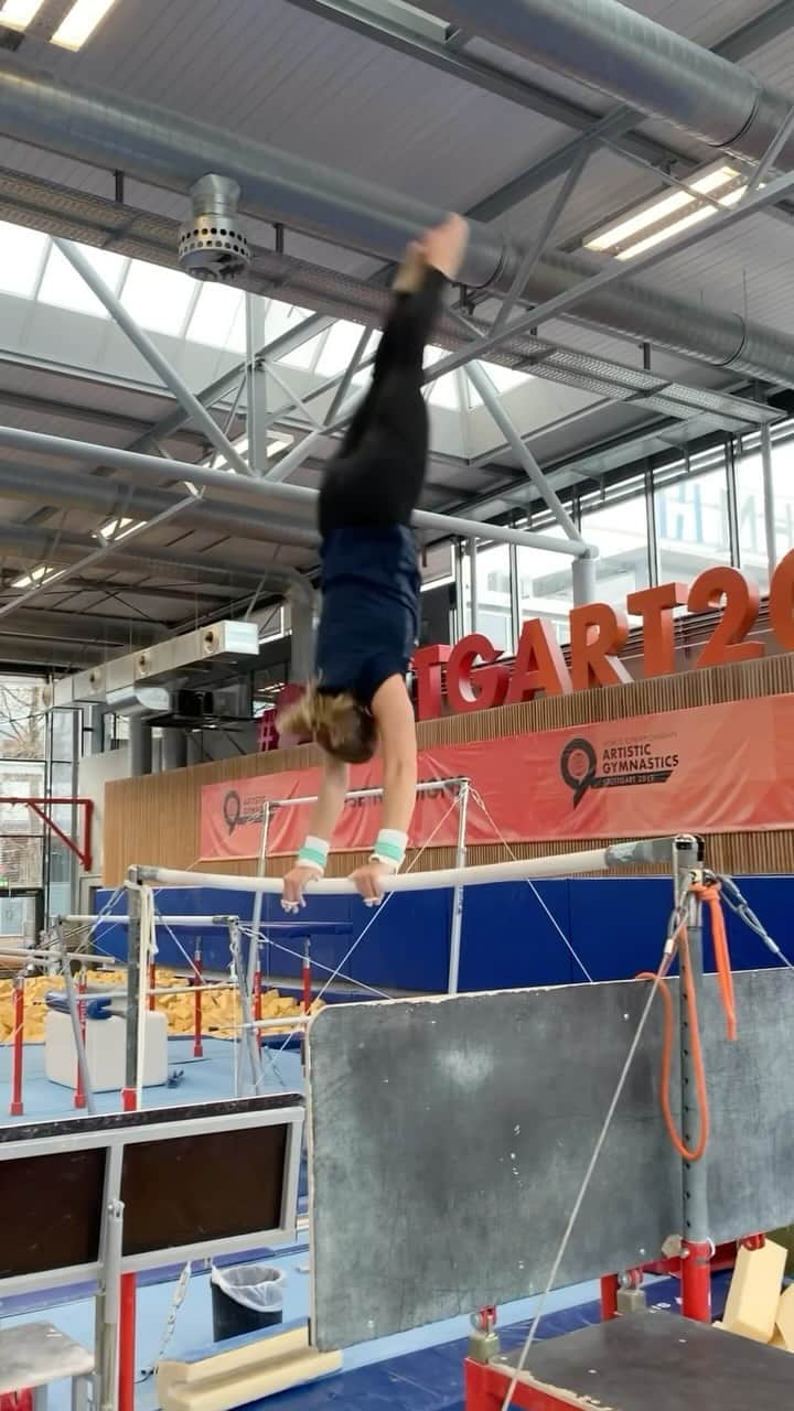 エリザベト・ザイツのインスタグラム：「BACK. ON. BARS.   Got the official ‚Go‘ to start training on uneven bars again.  12 weeks after my achilles surgery.   It’s not over - I‘ll be back 💪」