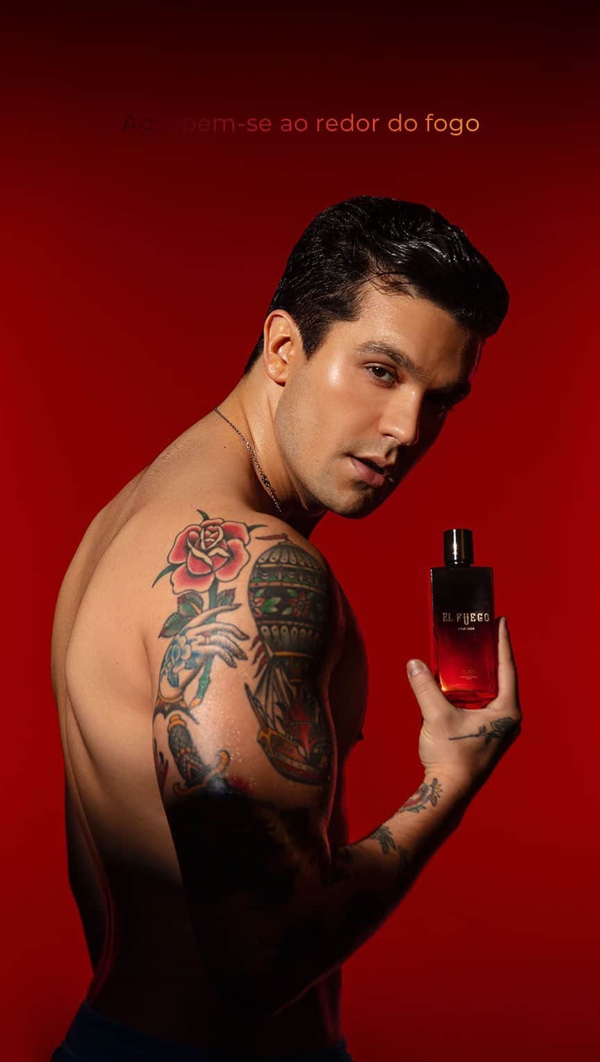 ルアン・サンタナのインスタグラム：「El Fuego, o perfume que conquistou o Brasil!🔥  E você? Já garantiu o seu? 😏  Aproveite o último dia da Black Week! Garanta HOJE o seu DUO com R$100 de desconto e frete grátis para todo o país. 🛒  ▸Disponível em @luansantana.store  #elfuego #luansantana #BlackNovember #BlackWeek #Duo」
