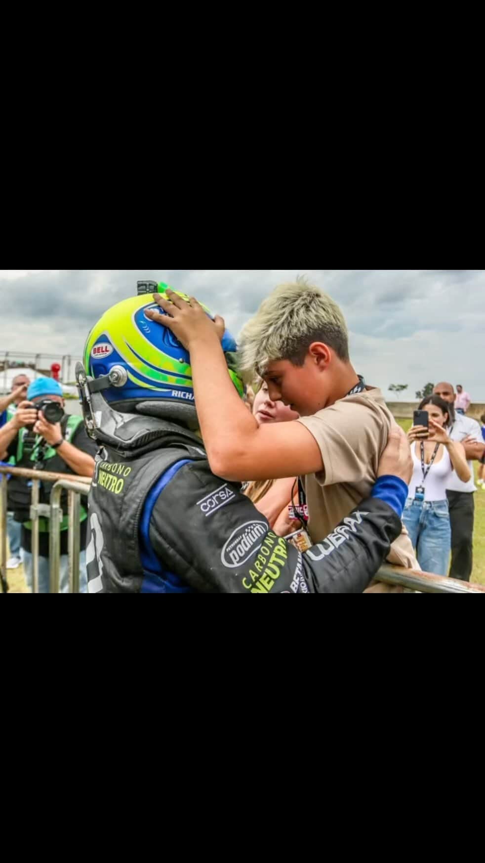 フェリペ・マッサのインスタグラム：「Hoje é o seu dia meu amor @pipomassa  Que Deus te ilumine muito. Obrigado por ser esse menino maravilhoso que todos amam , com alegria,  que encanta a todos. Curta o seu dia . Te amo muito @pipomassa ❤️❤️ @raffamassa」
