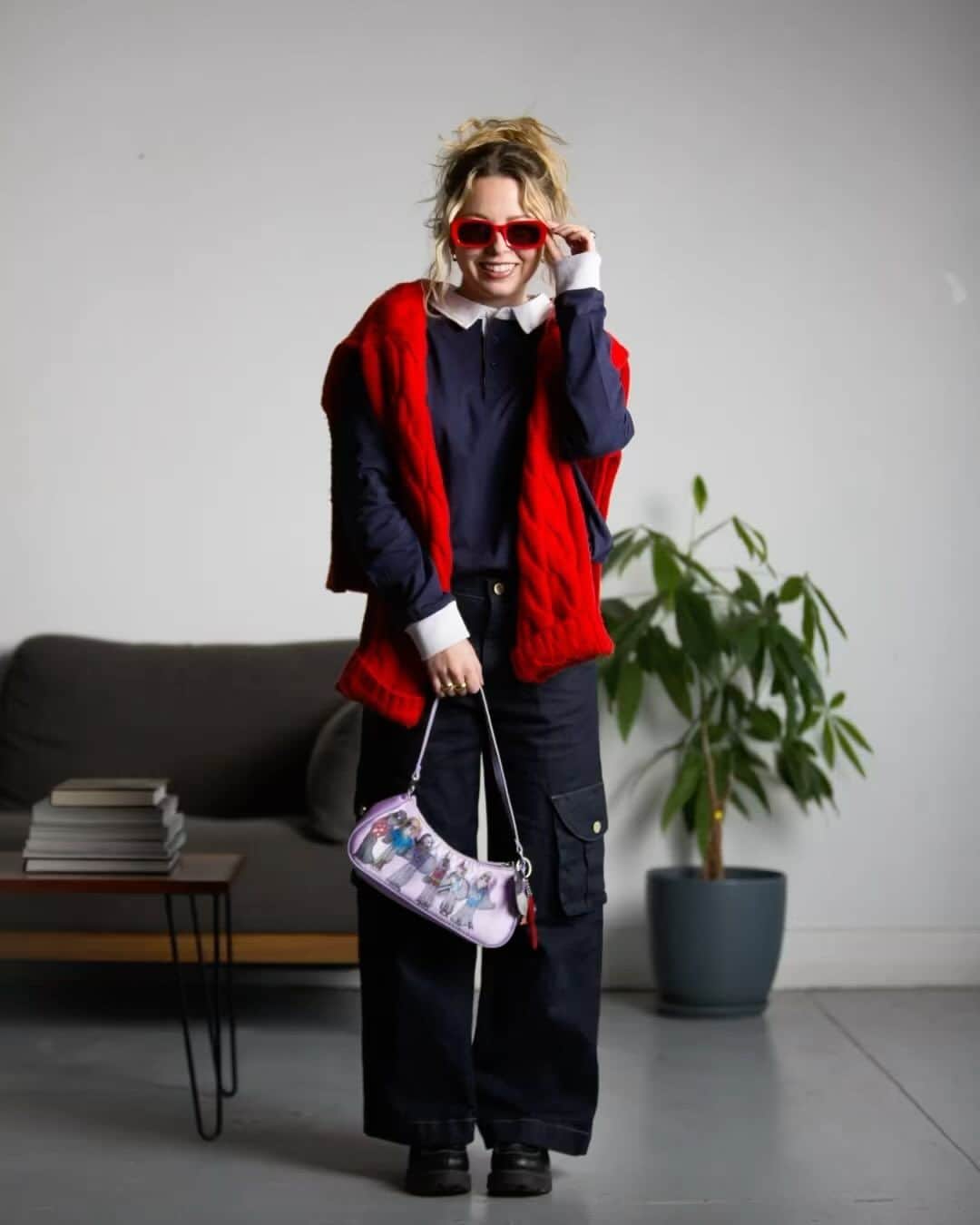 Warby Parkerのインスタグラム：「EMMA CHAMBERLAIN x WARBY PARKER GIVEAWAY (CLOSED) 🐦 We’re giving away our limited edition merch collection with @emmachamberlain (long-sleeve rugby, @lovekat95 custom purse, T-shirt, tote, socks, bag charms…the whole nine yards) plus a pair of glasses and sunglasses from the collection to one lucky winner.  In NYC? Take a stroll to (Warby) Park 🌳 We’re popping up at our Greene St. store with @chamberlaincoffee , where you can sip and shop this merch today and open while supplies last.  How to enter the giveaway: 🐦 Like this post 🐦 Follow @warbyparker  🐦Tag a friend in the comments. (Each comment counts as an individual entry.)  One lucky winner will be randomly chosen from the flock of entries.  No purchase necessary. 18+. Enter by 12/5/23 at 12:00 P.M. ET. See official rules via link in Warby Parker’s bio. Void where prohibited.」