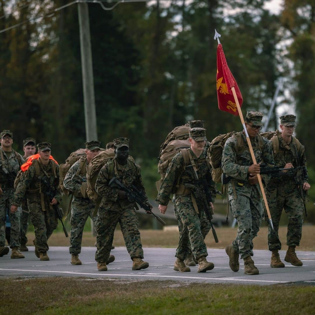 アメリカ海兵隊さんのインスタグラム写真 - (アメリカ海兵隊Instagram)「Walking to the Weekend  📍 Camp Lejeune (Nov. 2, 2023)  #Marines with @2dmardiv conduct a 10-mile hike in commemoration of Tarawa Day.  2d Marines remembered and honored the sacrifices of the regiment during its defining battle during World War II, learned about the adaptation of amphibious doctrine, and strengthened unit identity.   📷 (U.S. Marine Corps photo by Cpl. Alexis Sanchez)  #USMC #SemperFi」12月1日 1時34分 - marines