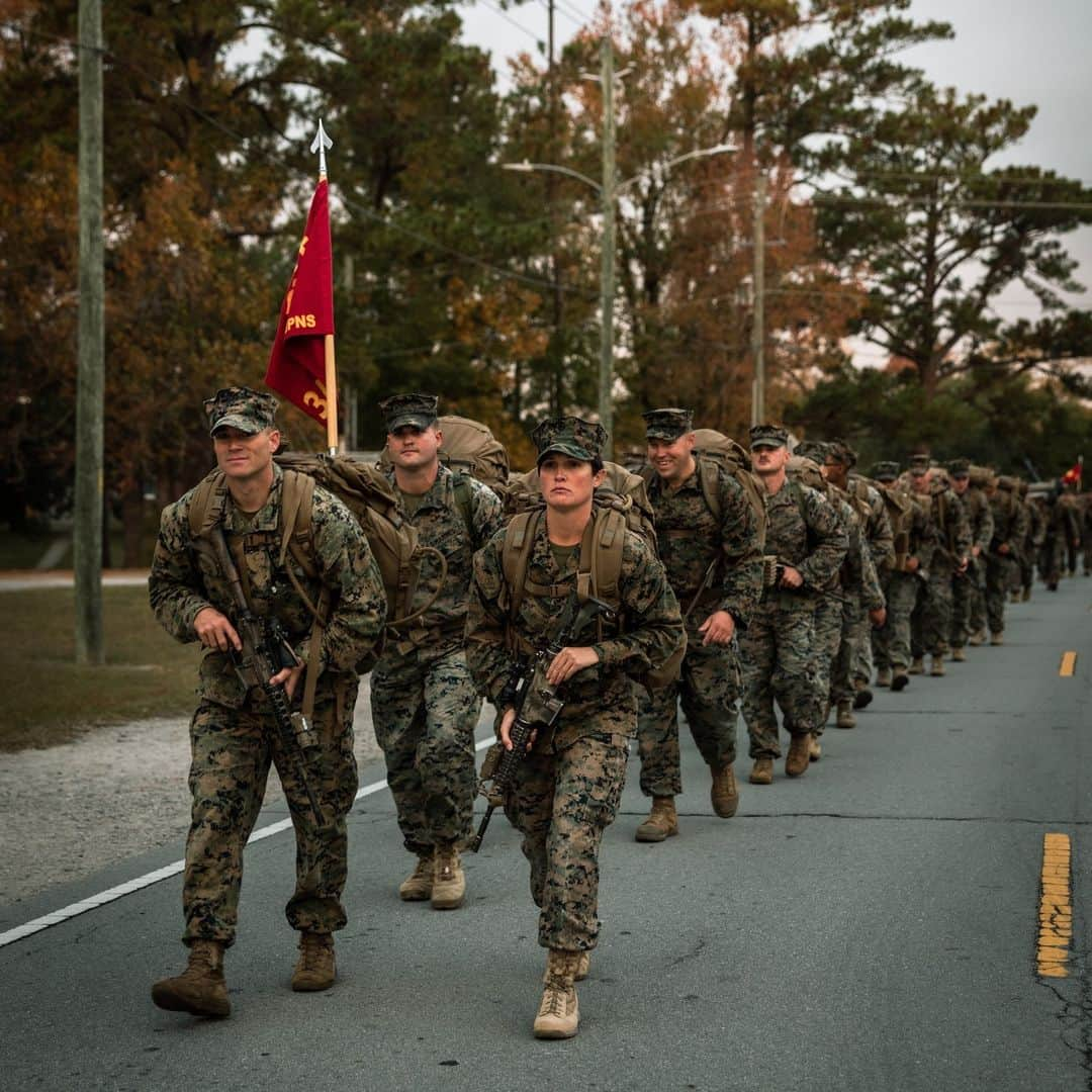 アメリカ海兵隊さんのインスタグラム写真 - (アメリカ海兵隊Instagram)「Walking to the Weekend  📍 Camp Lejeune (Nov. 2, 2023)  #Marines with @2dmardiv conduct a 10-mile hike in commemoration of Tarawa Day.  2d Marines remembered and honored the sacrifices of the regiment during its defining battle during World War II, learned about the adaptation of amphibious doctrine, and strengthened unit identity.   📷 (U.S. Marine Corps photo by Cpl. Alexis Sanchez)  #USMC #SemperFi」12月1日 1時34分 - marines