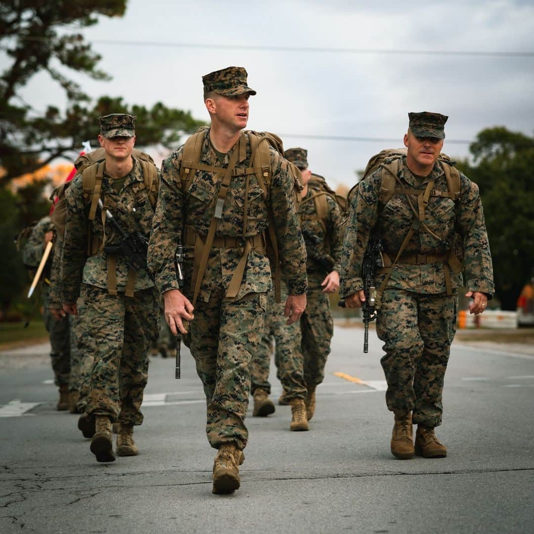 アメリカ海兵隊のインスタグラム：「Walking to the Weekend  📍 Camp Lejeune (Nov. 2, 2023)  #Marines with @2dmardiv conduct a 10-mile hike in commemoration of Tarawa Day.  2d Marines remembered and honored the sacrifices of the regiment during its defining battle during World War II, learned about the adaptation of amphibious doctrine, and strengthened unit identity.   📷 (U.S. Marine Corps photo by Cpl. Alexis Sanchez)  #USMC #SemperFi」