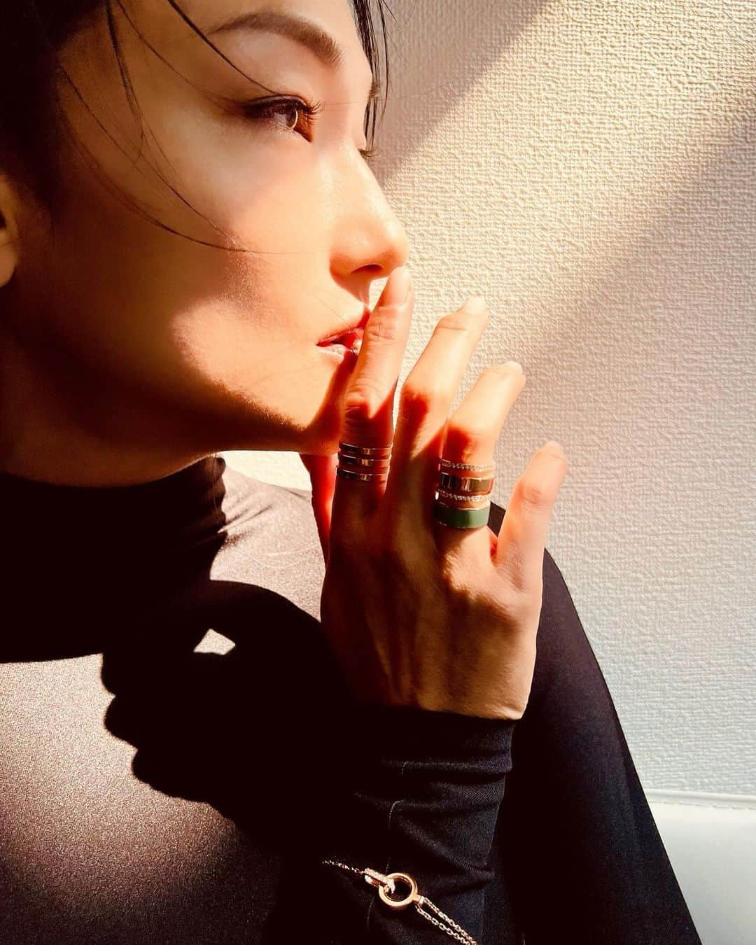 仙波レナのインスタグラム：「@repossi  @ai_tominaga_official  . New lovely  sage color ring 💚 . Photo & Styled by me」