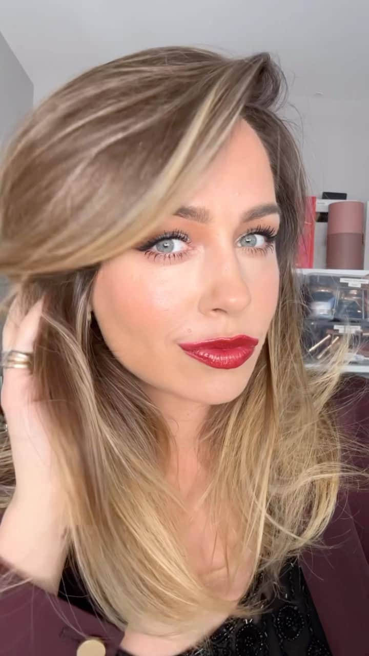 KIKO MILANOのインスタグラム：「Ready to sleigh the season? 🎄 Watch @hannahmartinmakeup create a stunning #festivlook with red metallic lips using the enchanting #KIKOHolidayPremiere collection! 💋 Are you feeling the holiday glam vibes? 🌟  Sublime Hydra Face Serum - 24h Lasting Foundation 03 - Dreamy Eyeshadow Palette - Volume & Curl Mascara - Sparkling Lipstick 04 - Glossy Lip Oil 03  #KIKOTrendsetters #makeuptutorial #festivemakeup #redlips #holidayglam」