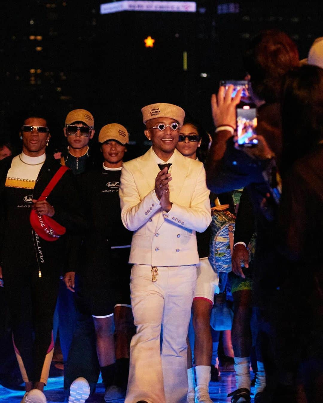 ルイ・ヴィトンさんのインスタグラム写真 - (ルイ・ヴィトンInstagram)「Men's Pre-Fall 2024 Show. Striding across the mesmerizing tropical shores, @pharrell commemorates his first Pre-Fall collection for the Maison. Watch the full show via link in bio.    #LVMenPreFall24 #PharrellWilliams #LouisVuitton」12月1日 1時30分 - louisvuitton