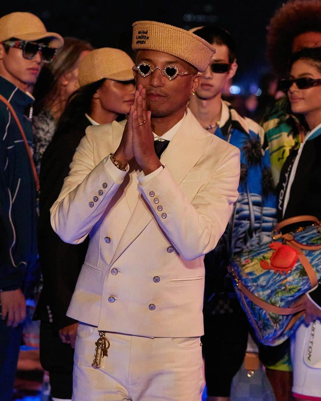 ルイ・ヴィトンさんのインスタグラム写真 - (ルイ・ヴィトンInstagram)「Men's Pre-Fall 2024 Show. Striding across the mesmerizing tropical shores, @pharrell commemorates his first Pre-Fall collection for the Maison. Watch the full show via link in bio.    #LVMenPreFall24 #PharrellWilliams #LouisVuitton」12月1日 1時30分 - louisvuitton