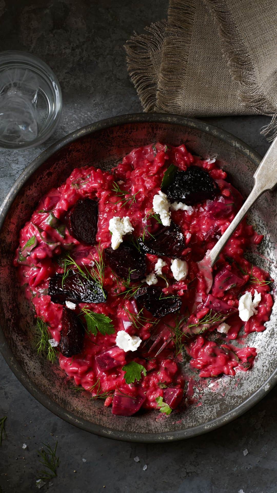 ELLE Germanyのインスタグラム：「Dieses Risotto-Rezept versprüht winterliche Gemütlichkeit: Mit Wurzelgemüse wie Karotten und Rote Bete passt es perfekt in die kalte Jahreszeit und ist herrlich wärmend. ✨  Credit: Getty Images #risotto #rezepte #recipes #winterrezepte」