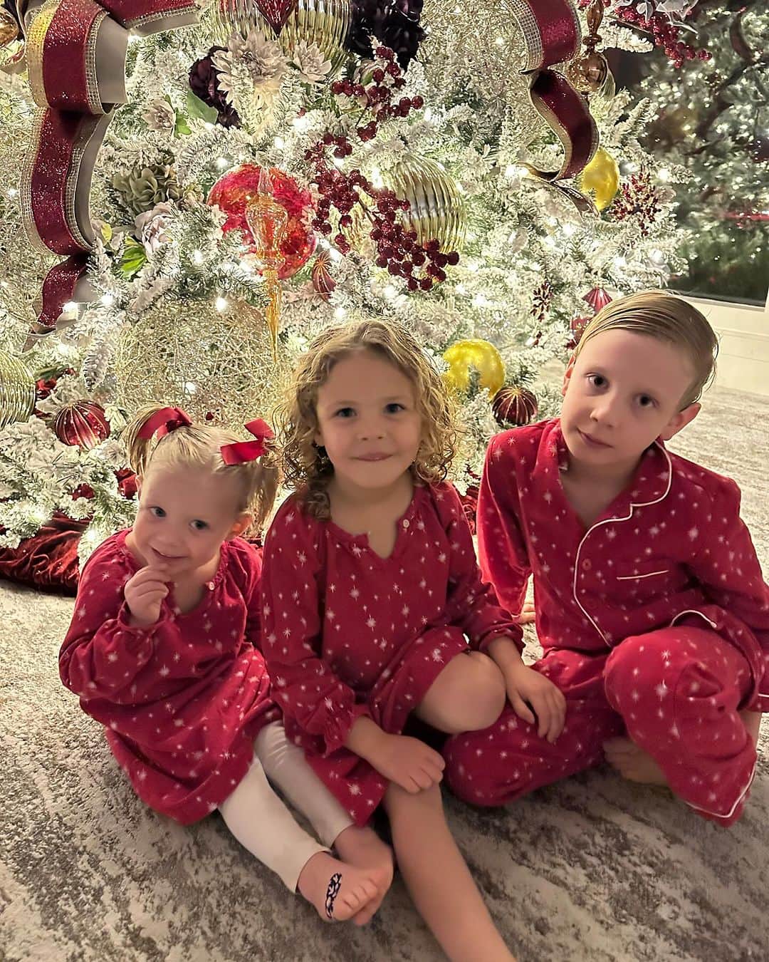 ニック・カーターのインスタグラム：「We’re so excited for the holidays.  Now I just gotta get my Onesie ready. 🥰」