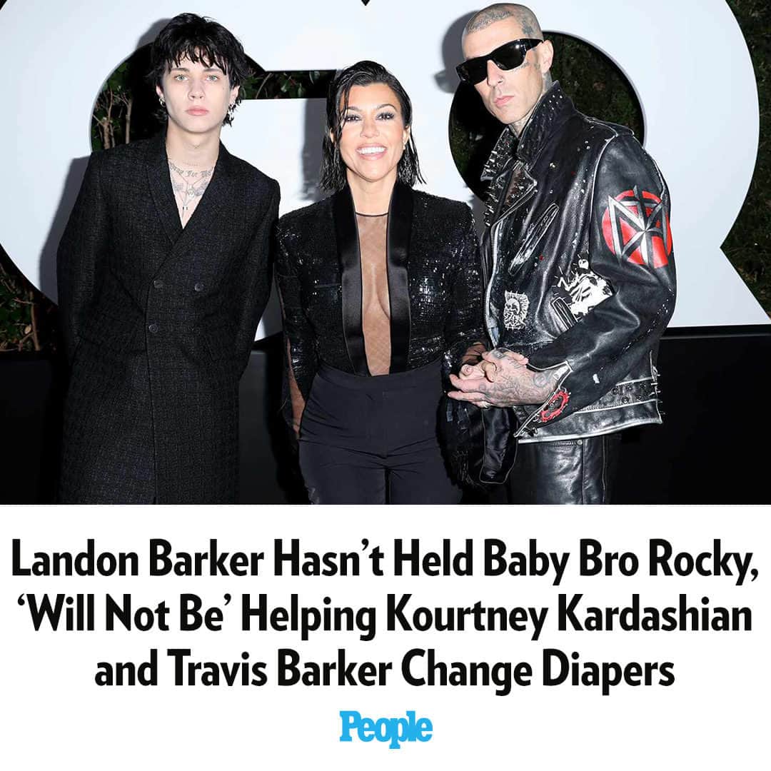 People Magazineのインスタグラム：「Landon Barker isn't particularly hands-on when it comes to newborn baby brother Rocky Thirteen.  In an interview with SiriusXM TikTok Radio, the musician opened up about his latest sibling after his dad, Blink-182 drummer Travis Barker, and stepmother Kourtney Kardashian welcomed their first child together earlier this month.  Asked by host Jess Lucero if he had changed any diapers, Landon frankly said, “I have not and I will not be."  He was then questioned if he's adjusted to how he should hold the baby, to which he admitted, “I actually haven’t even held it!"  Read the full story at the link in our bio. | 📷: Getty」