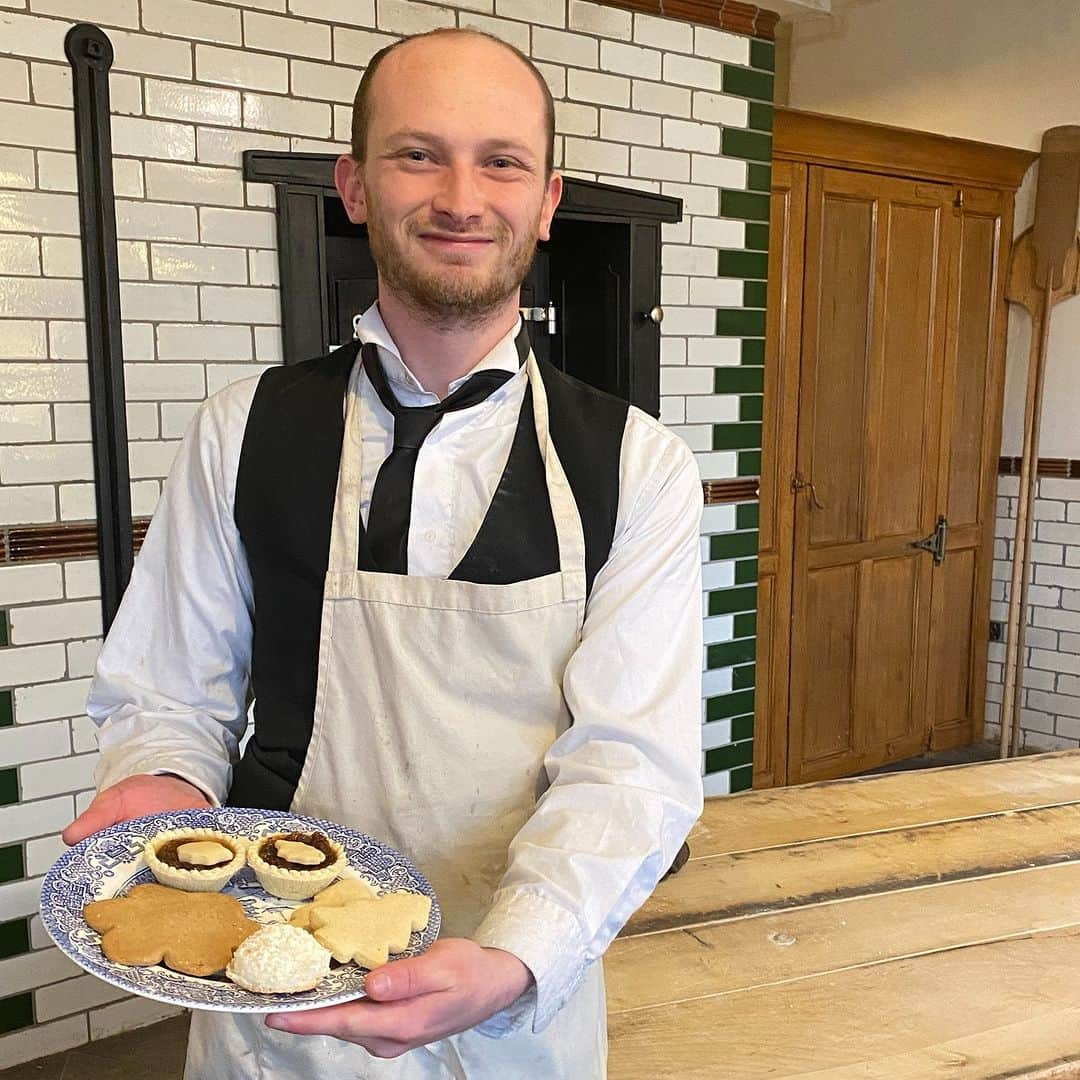 ベーミッシュ美術館さんのインスタグラム写真 - (ベーミッシュ美術館Instagram)「Popping into Herron's Bakery for the perfect festive treats to go with a nice cuppa 😋  What would you choose from the bakery? #beamishmuseum #treats #bakery #mincepies #biscuits  #delicious」12月1日 1時40分 - beamish_museum