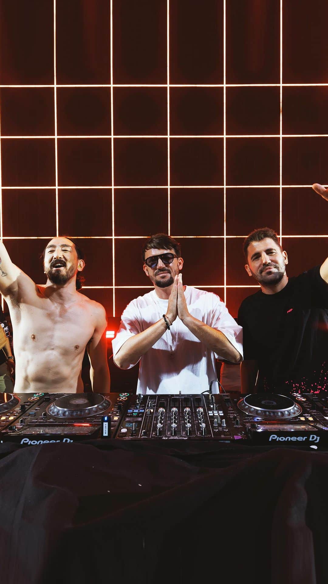 Dimitri Vegas & Like Mikeのインスタグラム：「Happy Birthday to our brother @steveaoki! 🎉🎂 Here’s to another year of incredible memories ❤️  - #dimitrivegasandlikemike #techno #dj #tour #festival #life #steveaoki #video #viral #reels #instagram #dance」