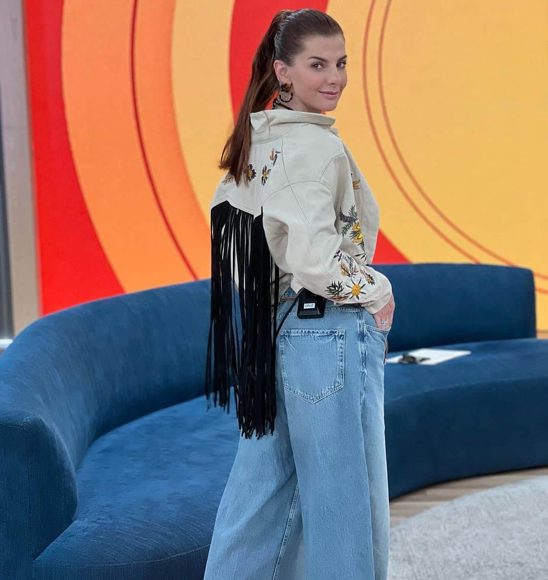 Carolina Cruz Osorioさんのインスタグラム写真 - (Carolina Cruz OsorioInstagram)「• #CaroCruzLookDelDía 💋💋 Chaqueta @avrilfh__  Tenis @calzatodo  Jean @zara  Body @hm  Aretes @carocruzempresa 🗣️🗣️」12月1日 1時50分 - carolinacruzosorio