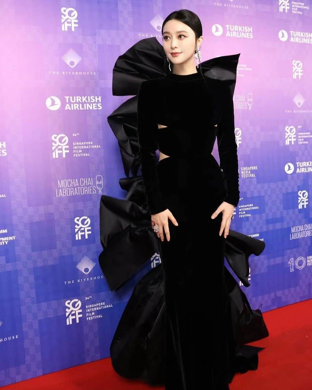 ステファンローランさんのインスタグラム写真 - (ステファンローランInstagram)「Fan Bingbing at the Singapour film festival tonight wearing Haute Couture FW23.   Thank you @wishgui3 !   #StephaneRolland #HauteCouture #FW23 #SingapourInternationalFilmFestival」12月1日 1時50分 - stephanerolland_paris